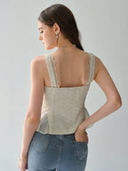 Regata Cropped Romântica com Babados e Bordado Floral