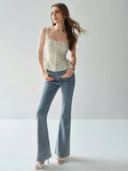 Regata Cropped Romântica com Babados e Bordado Floral