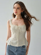 Regata Cropped Romântica com Babados e Bordado Floral