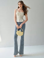 Regata Cropped Romântica com Babados e Bordado Floral