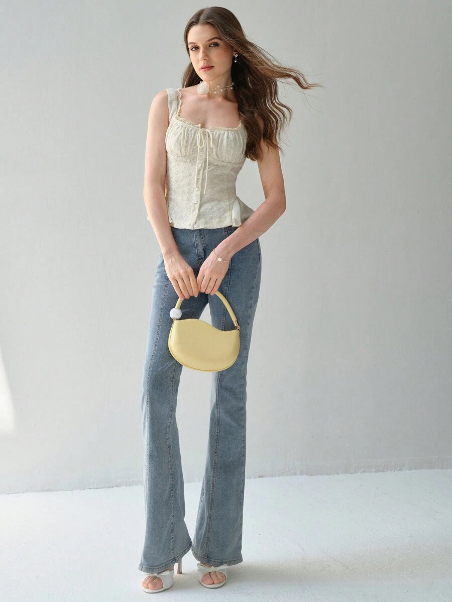 Regata Cropped Romântica com Babados e Bordado Floral