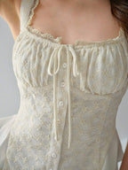 Regata Cropped Romântica com Babados e Bordado Floral