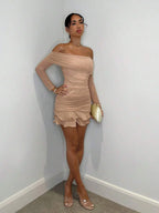 Vestido Curto Delicado e Charmoso com Mangas Longas