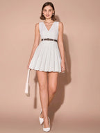 Vestido Curto Plissado Sem Mangas com Cinto