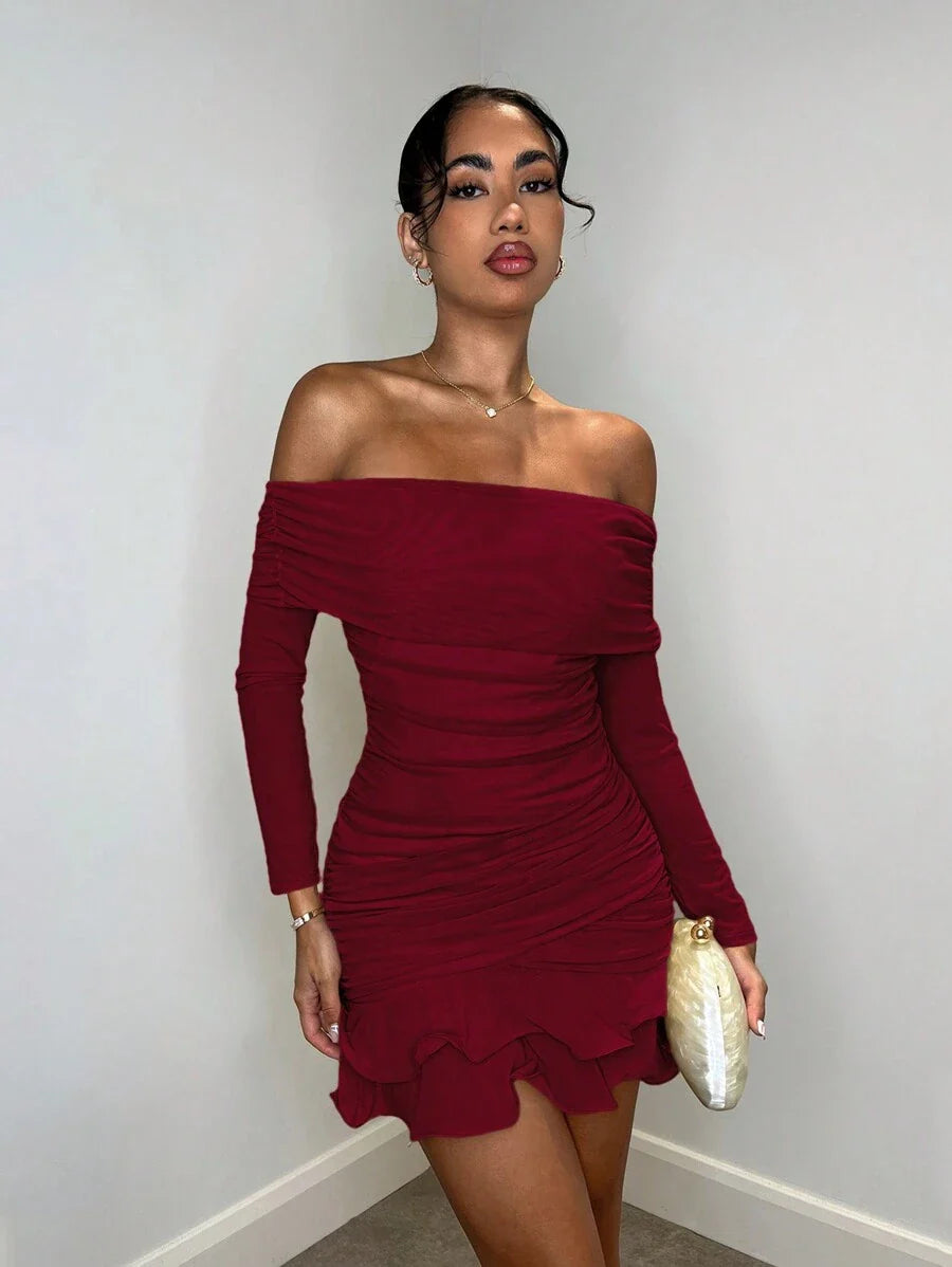 Vestido Curto Delicado e Charmoso com Mangas Longas