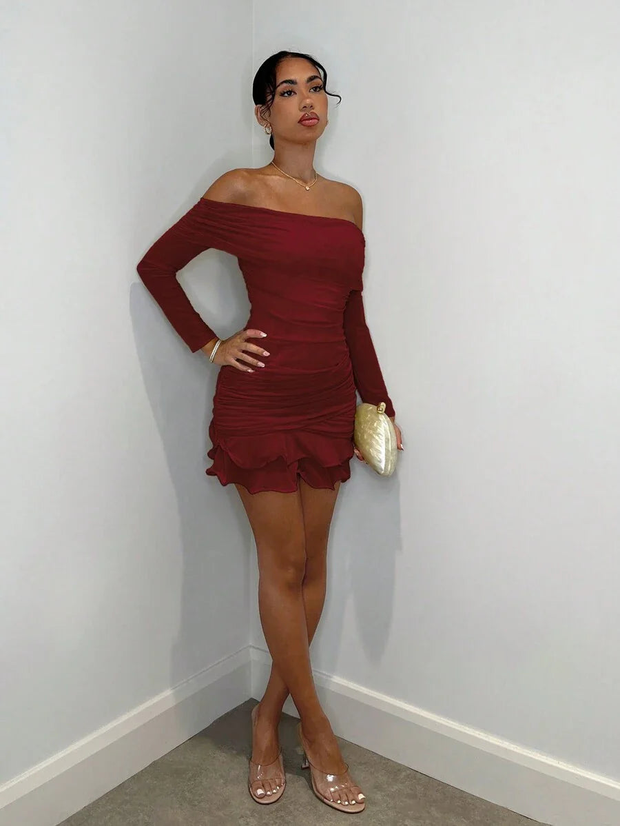 Vestido Curto Delicado e Charmoso com Mangas Longas