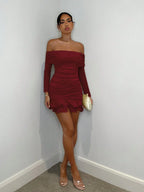 Vestido Curto Delicado e Charmoso com Mangas Longas