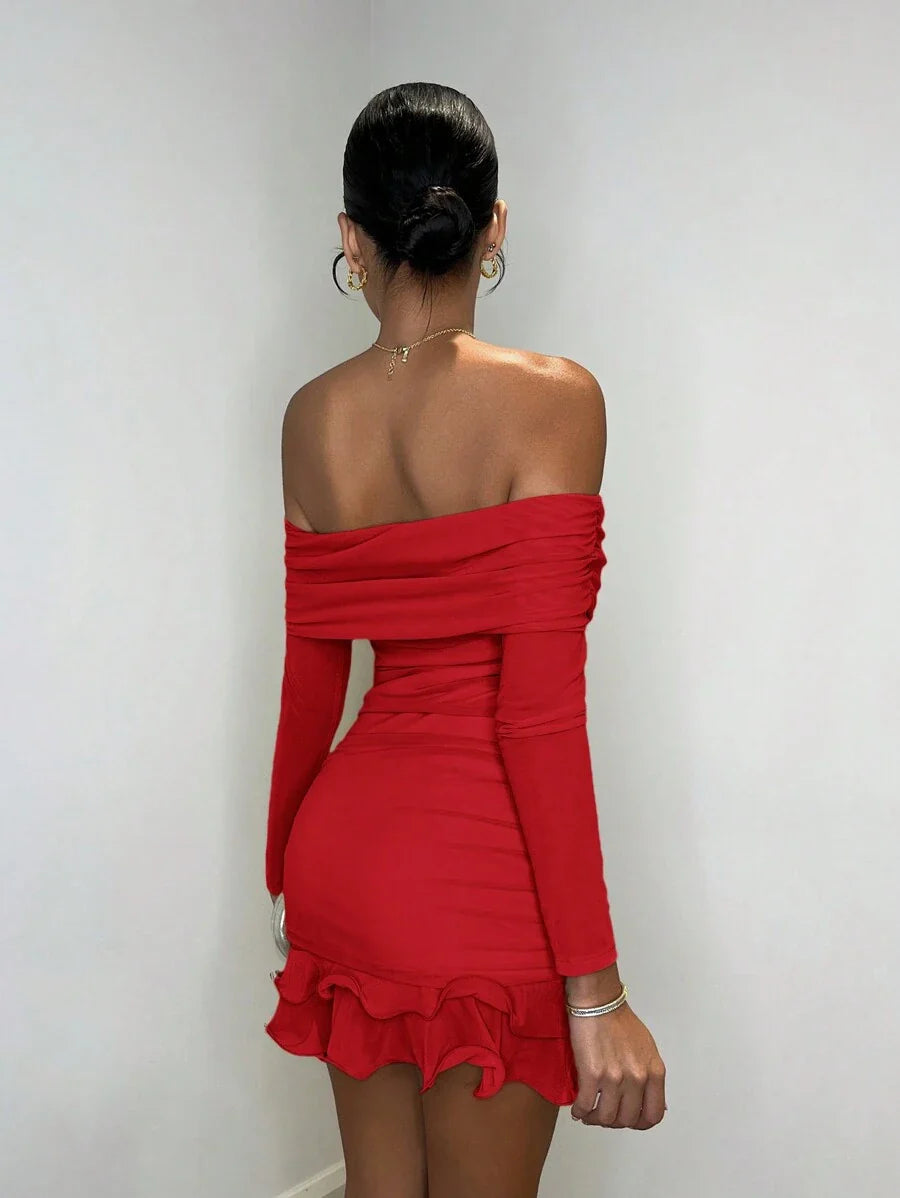 Vestido Curto Delicado e Charmoso com Mangas Longas