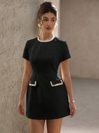 Vestido Elegante com Manga Curta e Detalhes em Pérolas