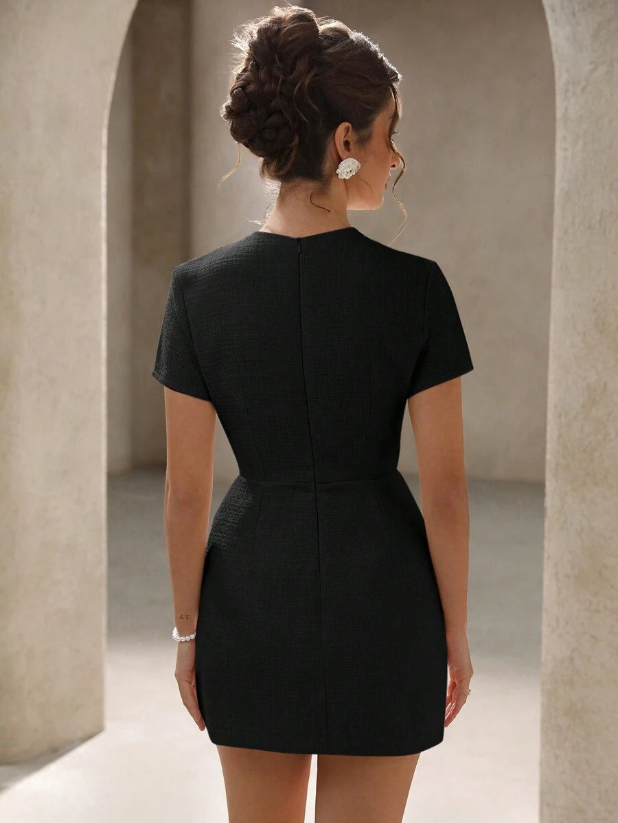 Vestido Elegante com Manga Curta e Detalhes em Pérolas