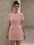 Vestido Elegante com Manga Curta e Detalhes em Pérolas