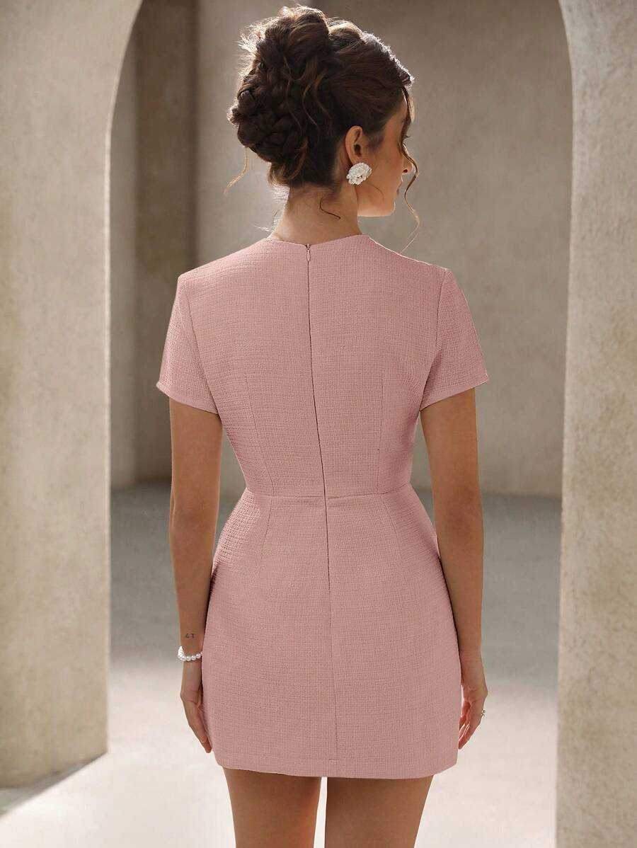 Vestido Elegante com Manga Curta e Detalhes em Pérolas