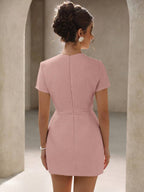 Vestido Elegante com Manga Curta e Detalhes em Pérolas