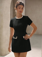 Vestido Elegante com Manga Curta e Detalhes em Pérolas