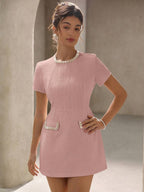 Vestido Elegante com Manga Curta e Detalhes em Pérolas