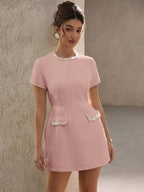 Vestido Elegante com Manga Curta e Detalhes em Pérolas