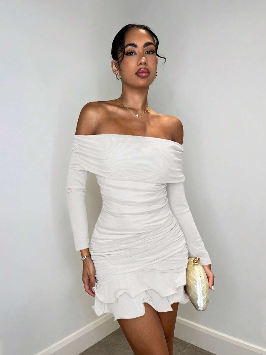 Vestido Curto Delicado e Charmoso com Mangas Longas