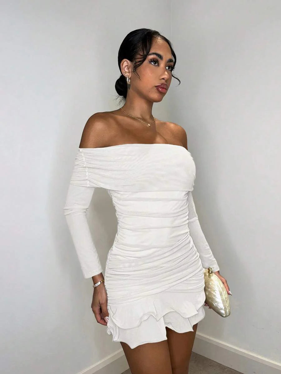 Vestido Curto Delicado e Charmoso com Mangas Longas