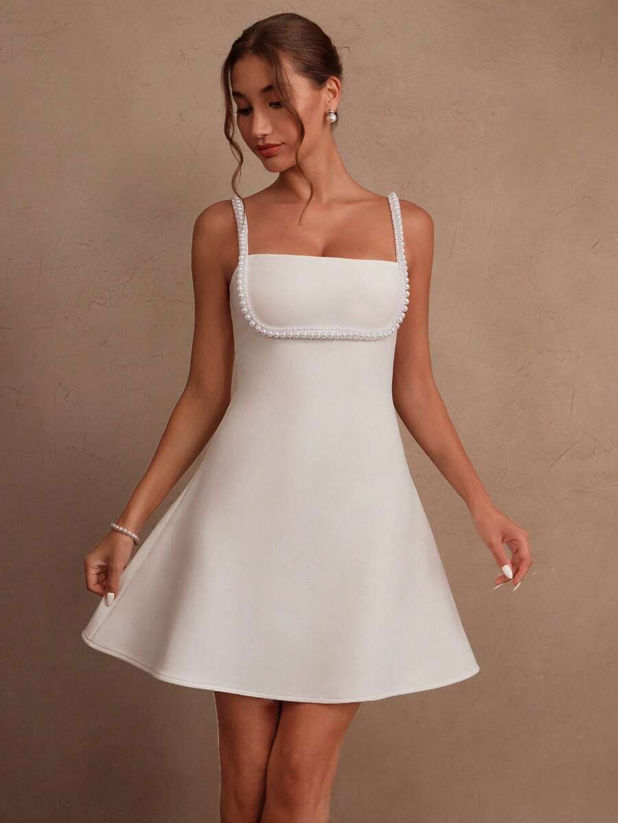 Vestido Mini Elegante de Alça Fina com Detalhe em Pérolas