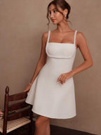 Vestido Mini Elegante de Alça Fina com Detalhe em Pérolas