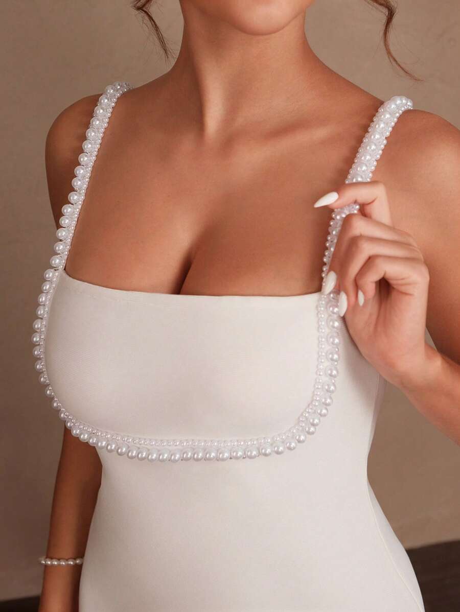 Vestido Mini Elegante de Alça Fina com Detalhe em Pérolas