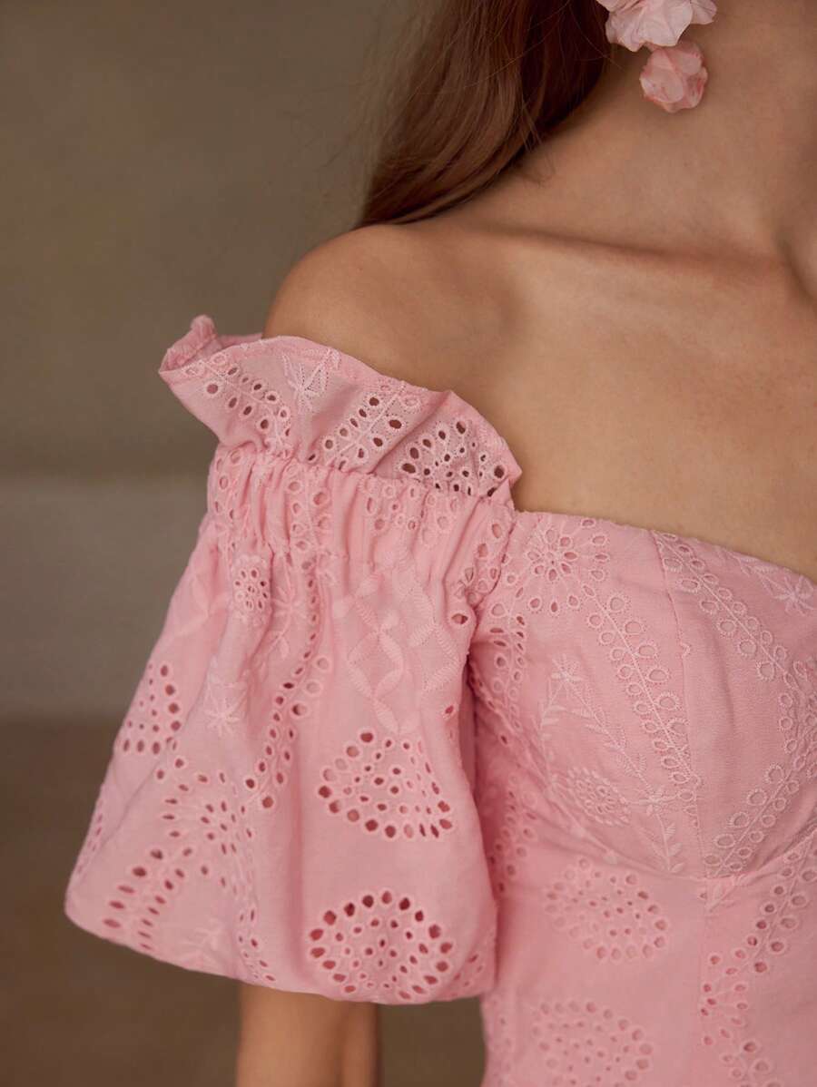 Vestido Bordado Ombro de Fora