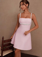 Vestido Mini Elegante de Alça Fina com Detalhe em Pérolas