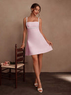 Vestido Mini Elegante de Alça Fina com Detalhe em Pérolas