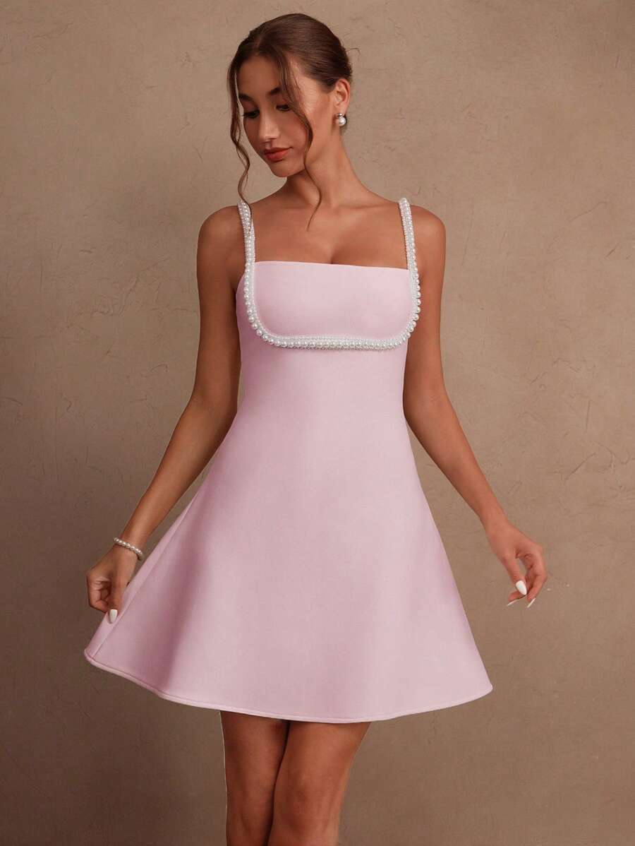 Vestido Mini Elegante de Alça Fina com Detalhe em Pérolas
