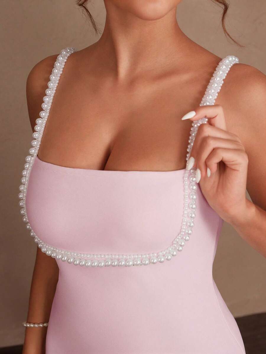 Vestido Mini Elegante de Alça Fina com Detalhe em Pérolas