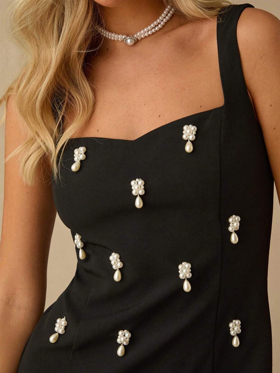 Vestido Curto Elegante  com Decoração de Pérolas