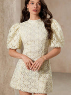 Vestido estilo francês com camadas de tecido recortado