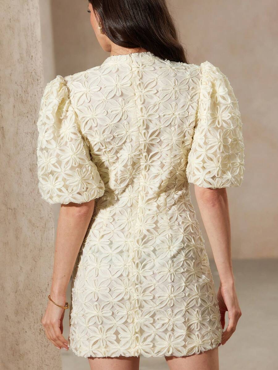 Vestido estilo francês com camadas de tecido recortado