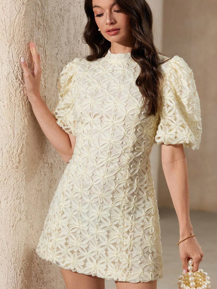 Vestido estilo francês com camadas de tecido recortado