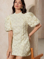 Vestido estilo francês com camadas de tecido recortado