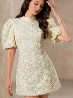 Vestido estilo francês com camadas de tecido recortado