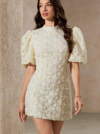 Vestido estilo francês com camadas de tecido recortado