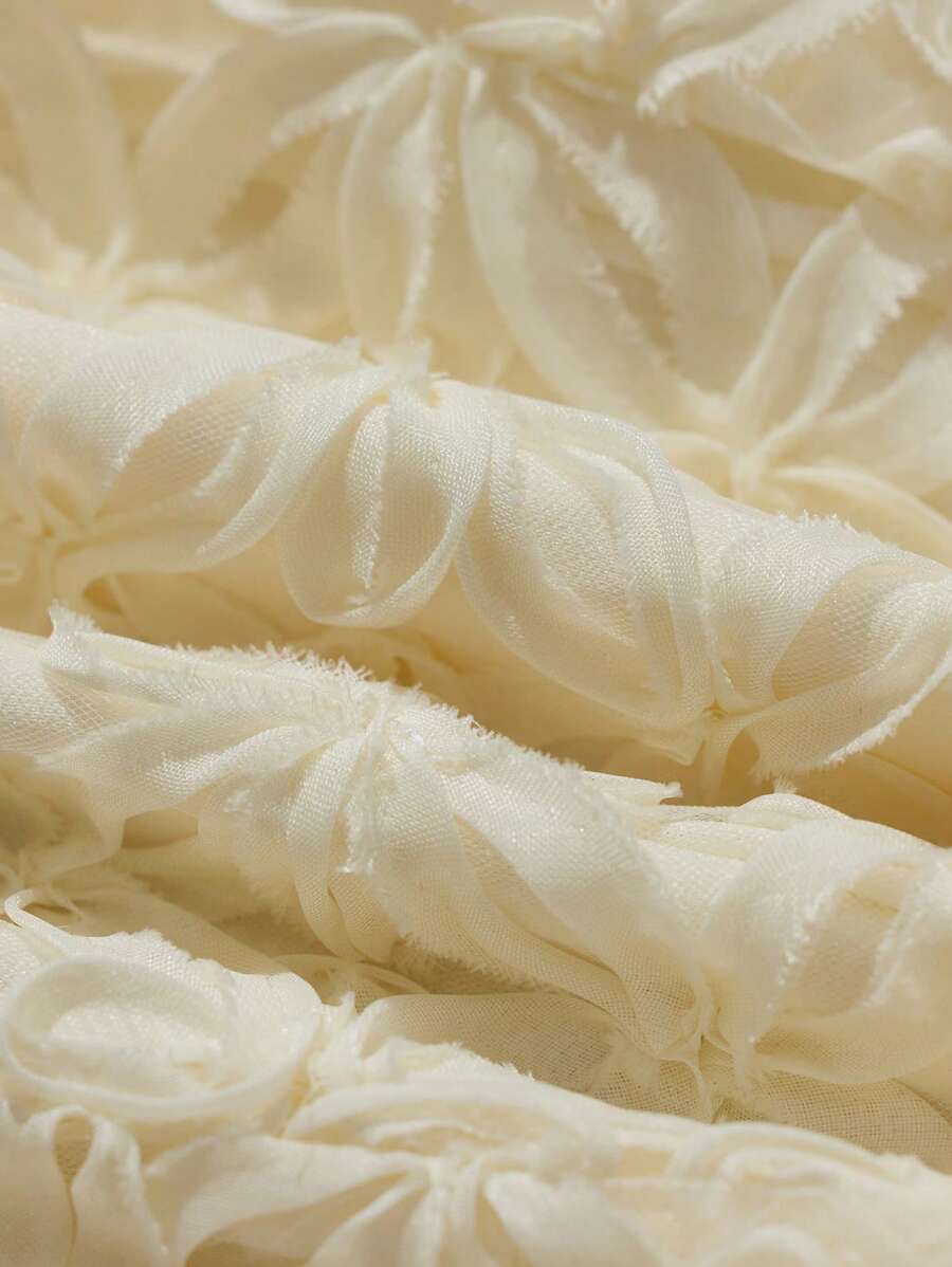 Vestido estilo francês com camadas de tecido recortado