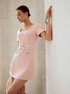 Vestido Mini Premium com Decote Quadrado e Detalhes em Pérolas