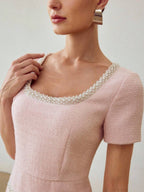 Vestido Mini Premium com Decote Quadrado e Detalhes em Pérolas