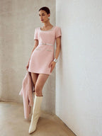 Vestido Mini Premium com Decote Quadrado e Detalhes em Pérolas