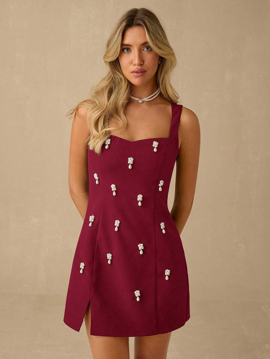 Vestido Curto Elegante  com Decoração de Pérolas