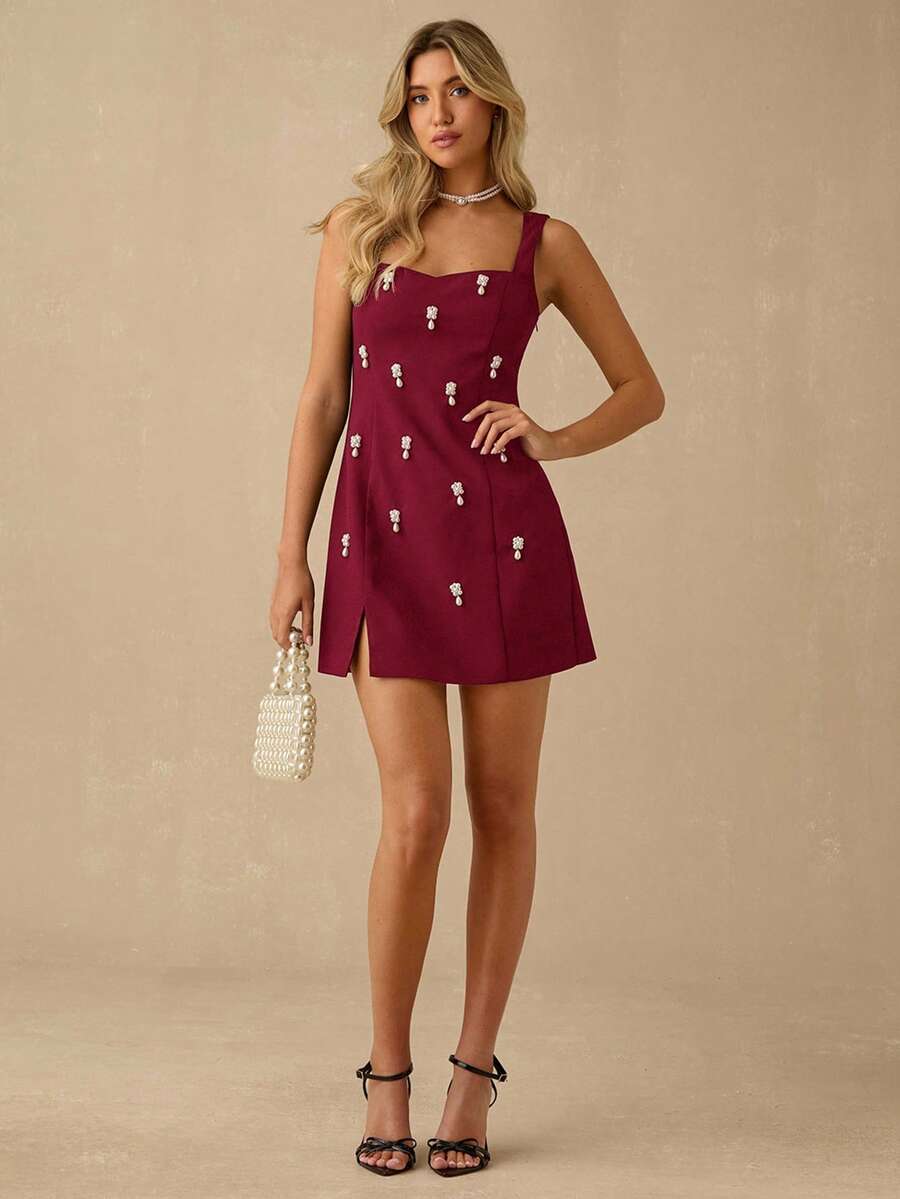 Vestido Curto Elegante  com Decoração de Pérolas