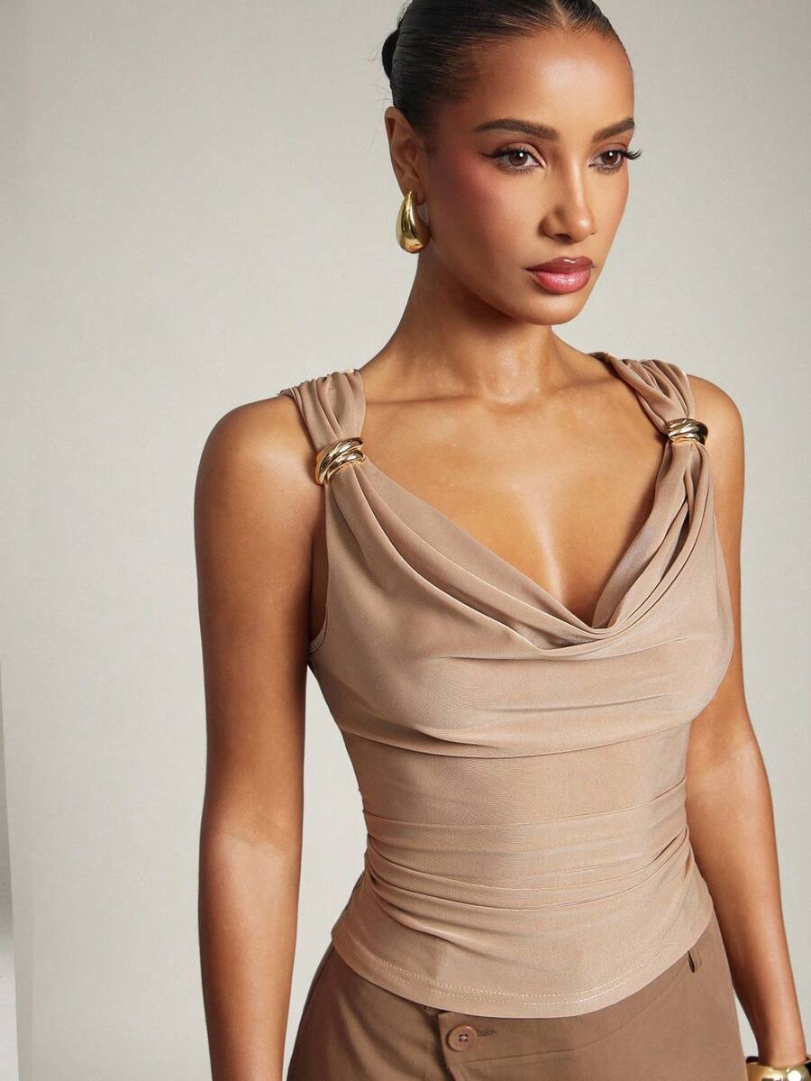 Top Cropped Elegante com Decote Drapeado e Detalhe Dourado