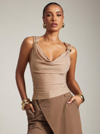 Top Cropped Elegante com Decote Drapeado e Detalhe Dourado