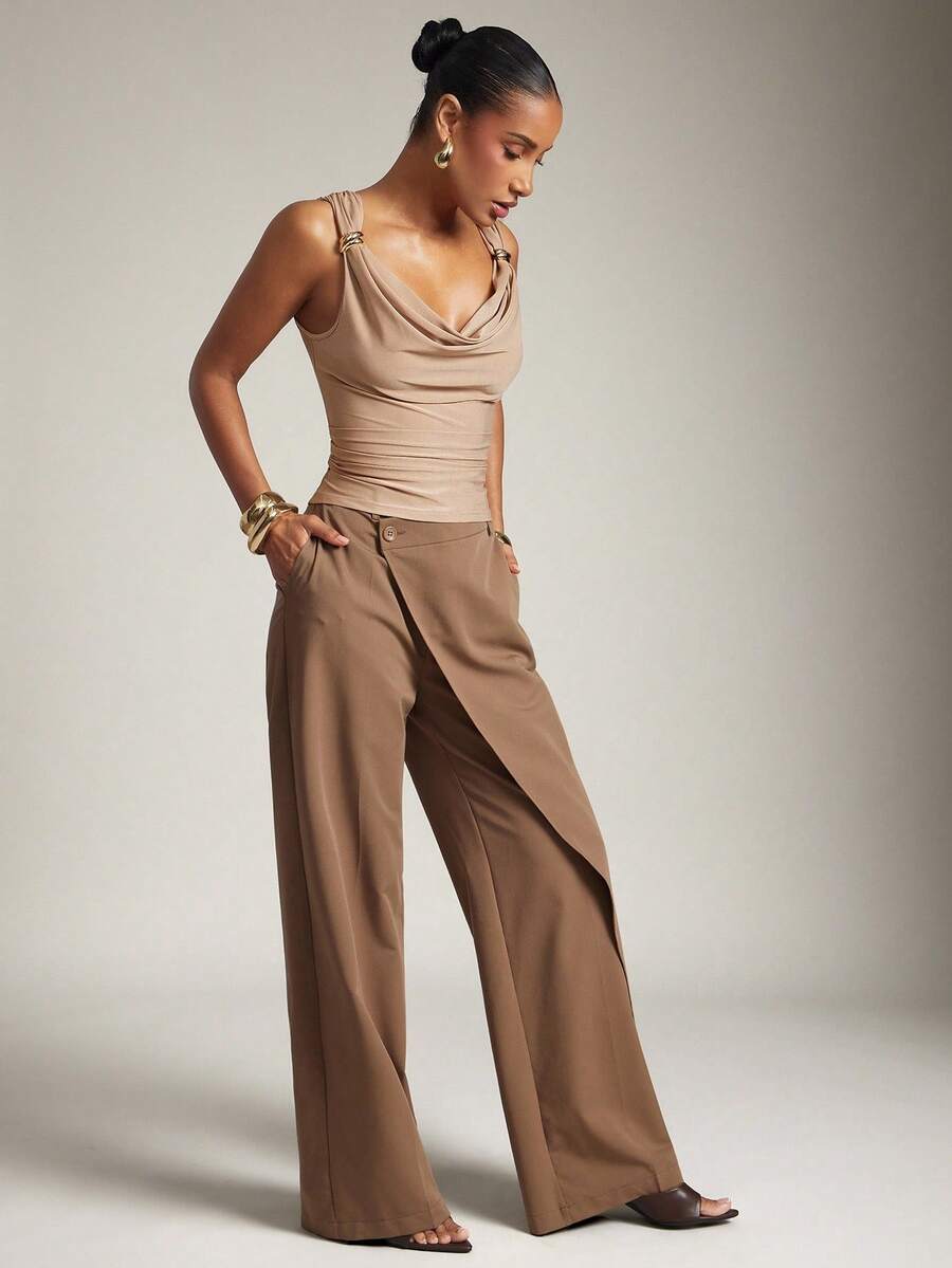 Top Cropped Elegante com Decote Drapeado e Detalhe Dourado