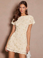 Vestido Curto  com Manga Bufante e Aplicação Floral