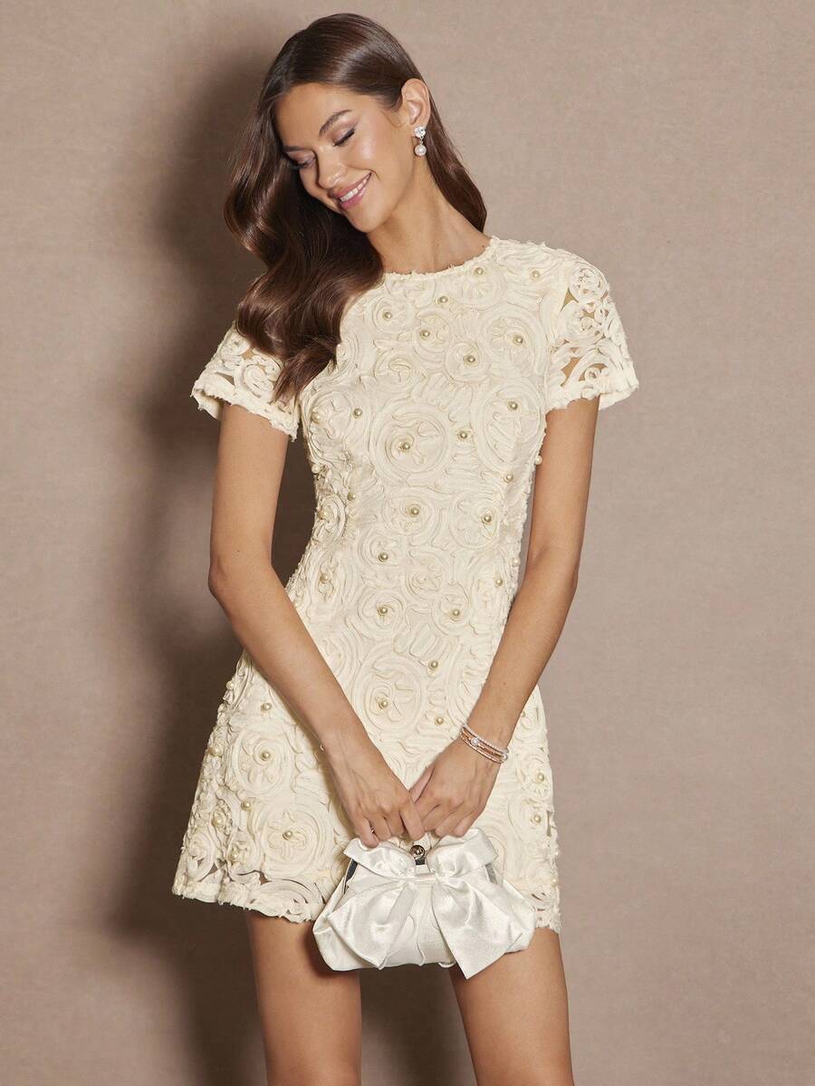 Vestido Curto  com Manga Bufante e Aplicação Floral
