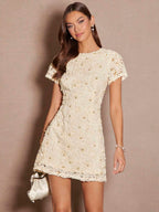 Vestido Curto  com Manga Bufante e Aplicação Floral