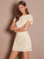 Vestido Curto  com Manga Bufante e Aplicação Floral